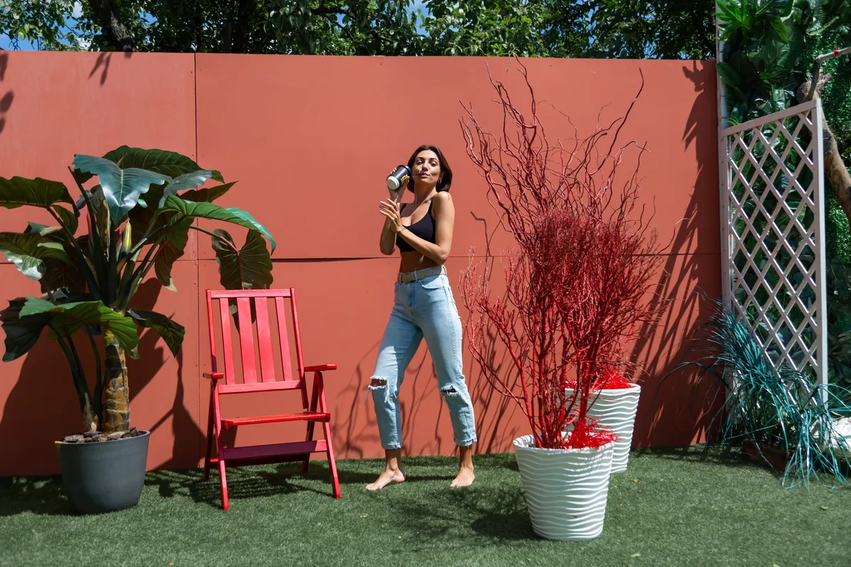 Jardín residencial completo transformado con pasto sintético verde en fraccionamiento de Querétaro